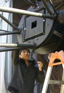 チェレンコフ望遠鏡を調整する井川君．